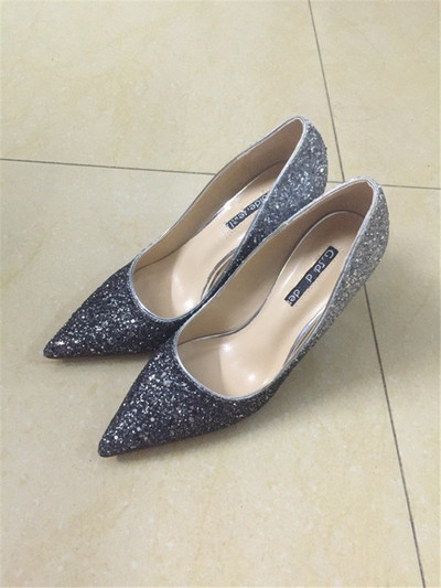 Κομψά, κομψά γυναικεία παπούτσια σε διάφορα χρώματα