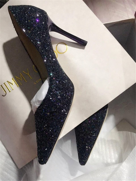 Κομψά, κομψά γυναικεία παπούτσια σε διάφορα χρώματα