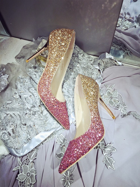 Κομψά, κομψά γυναικεία παπούτσια σε διάφορα χρώματα