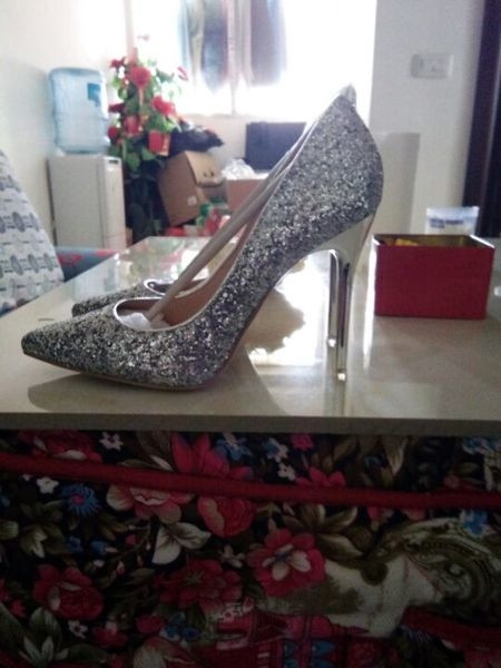 Κομψά, κομψά γυναικεία παπούτσια σε διάφορα χρώματα