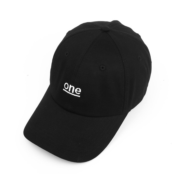 Pălărie cu inscripție în culoarea alb și negru potrivită pentru femei și bărbați