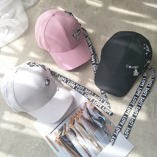 Palarie de dama cu cravate si inscriptii in trei culori