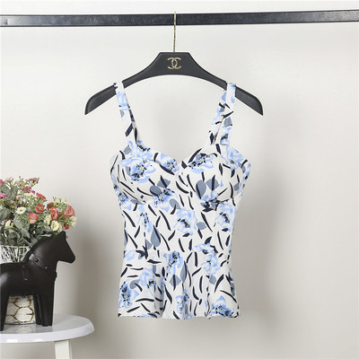 Κυρίες μοντέλο Slim σε διάφορα floral μοτίβα