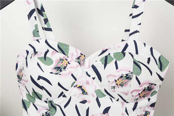 Κυρίες μοντέλο Slim σε διάφορα floral μοτίβα