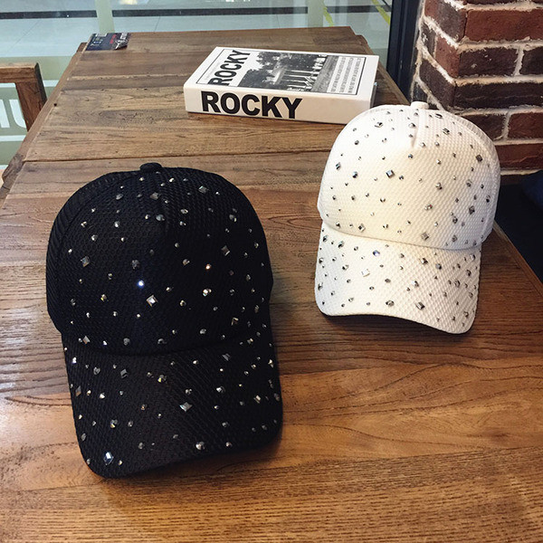 Palarie moderna de dama cu pietre decorative in negru si roz