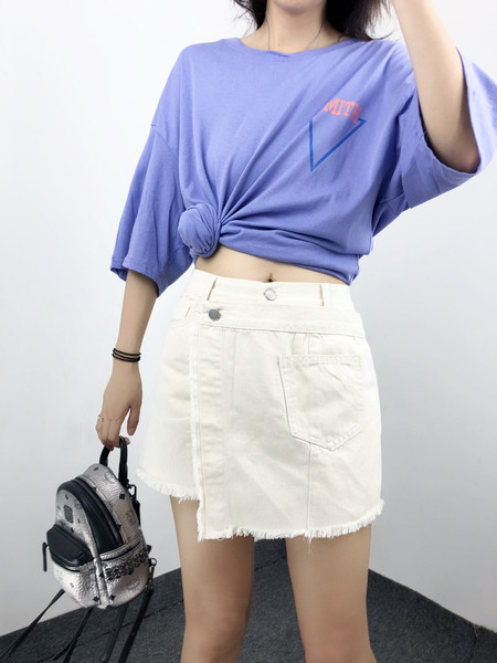 Παντελόνια με ασύμμετρη κοπή σε λευκό