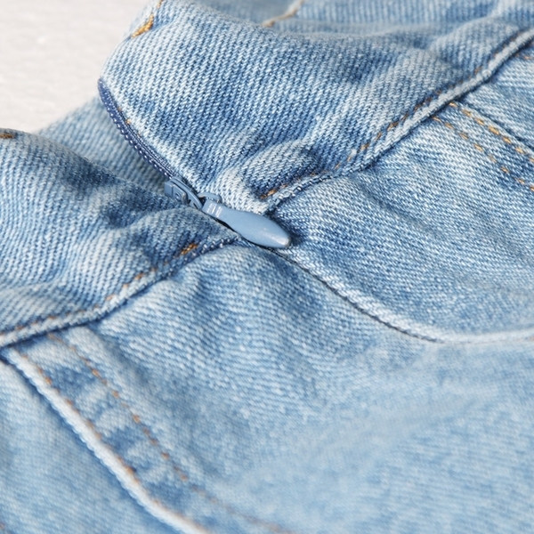 Fusta de damă modernă cu croiala din denim