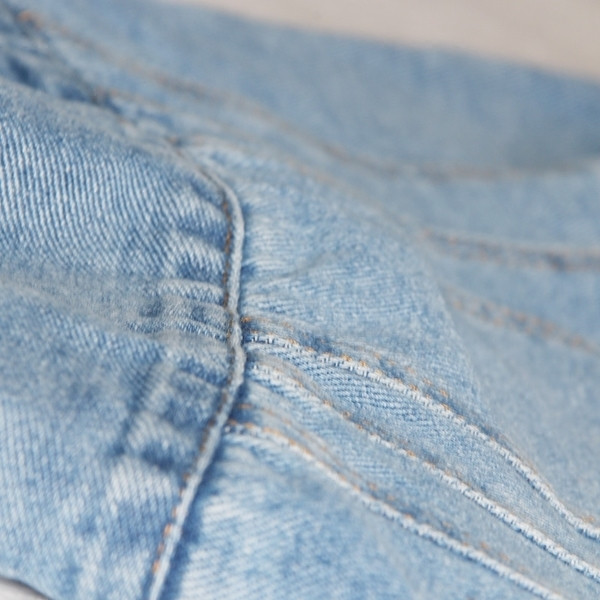 Fusta de damă modernă cu croiala din denim