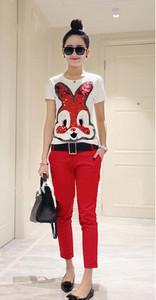 Γυναικεία μοντέρνα T-shirt με ζωηρόχρωμη εκτύπωση και sequined στοιχείο