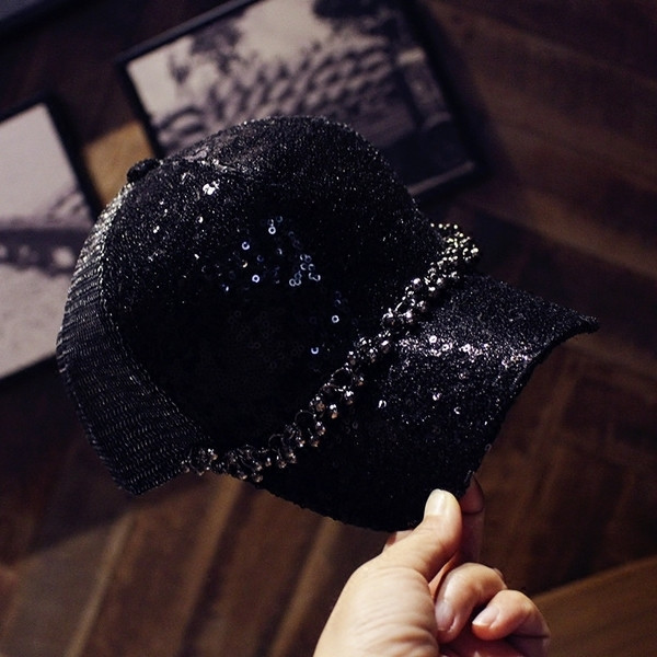 Palarie de dama moderna cu vizor in doua modele