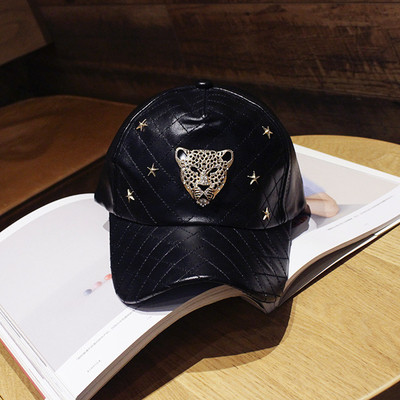 Καπέλο γυναικείο με οικολογικό δέρμα με μεταλλική διακόσμηση σε μαύρο χρώμα