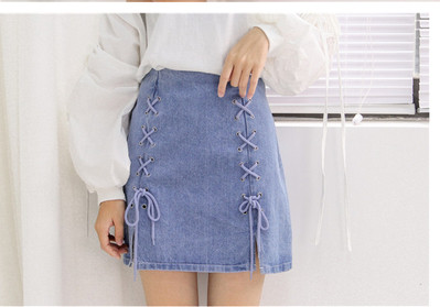 Γυναικεία φούστα denim σε ανοιχτόχρωμο χρώμα και γραβάτες