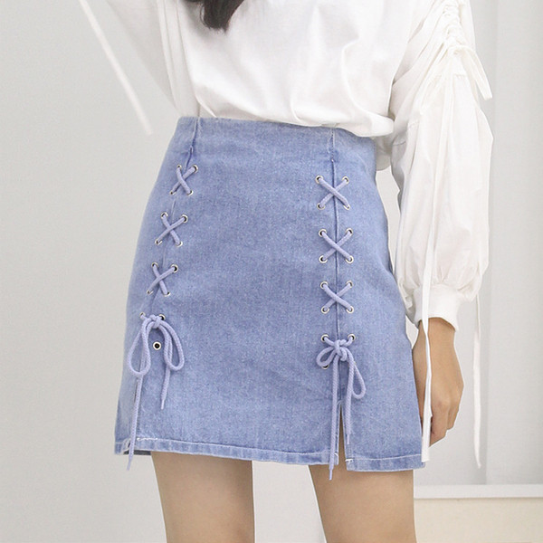 Γυναικεία φούστα denim σε ανοιχτόχρωμο χρώμα και γραβάτες