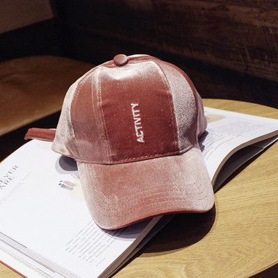 Pălărie de catifea pentru femei cu inscripție în roz și negru