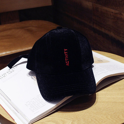 Pălărie de catifea pentru femei cu inscripție în roz și negru