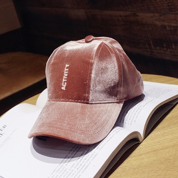 Pălărie de catifea pentru femei cu inscripție în roz și negru