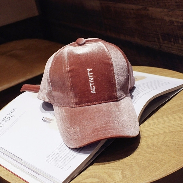 Pălărie de catifea pentru femei cu inscripție în roz și negru