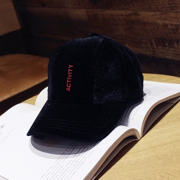 Pălărie de catifea pentru femei cu inscripție în roz și negru