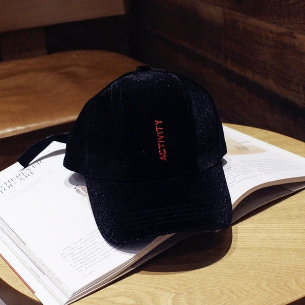 Pălărie de catifea pentru femei cu inscripție în roz și negru