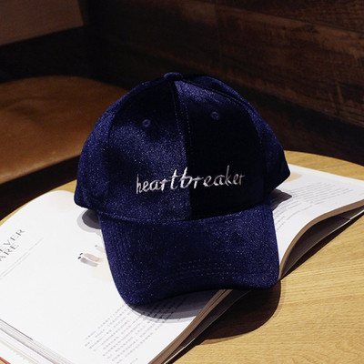 Μοντέρνο καπέλο βελούδινο γυναικών με δίχρωμη επιγραφή