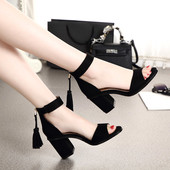 Κομψά γυναικεία σανδάλια με βελούδινο στοιχείο και παχύ μαύρο και καφέ χρώμα