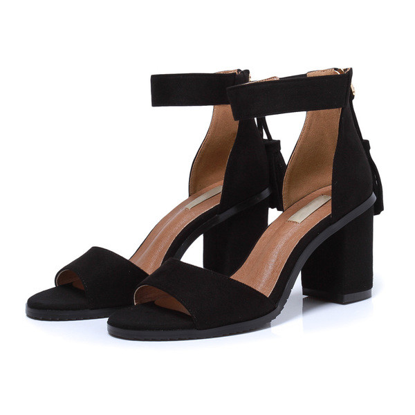 Κομψά γυναικεία σανδάλια με βελούδινο στοιχείο και παχύ μαύρο και καφέ χρώμα