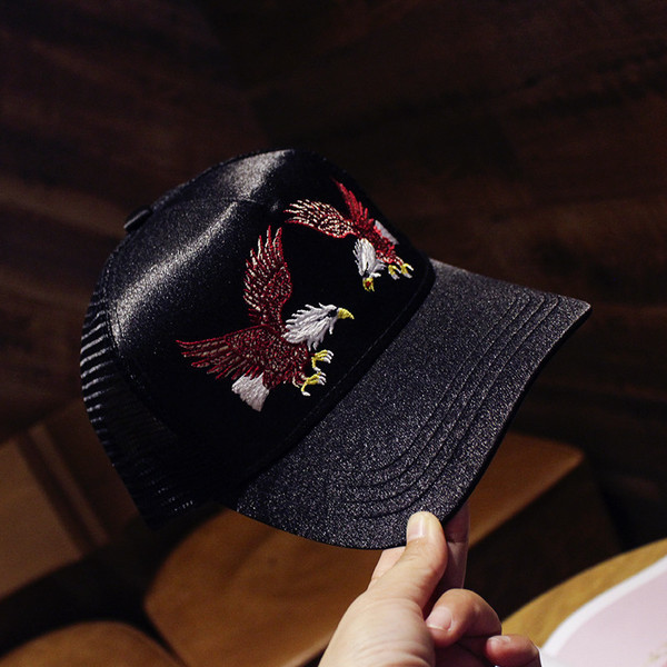 Καλοκαιρινό καπέλο με πλέγμα και κεντήματα σε μαύρο χρώμα κατάλληλο για άντρες και γυναίκες