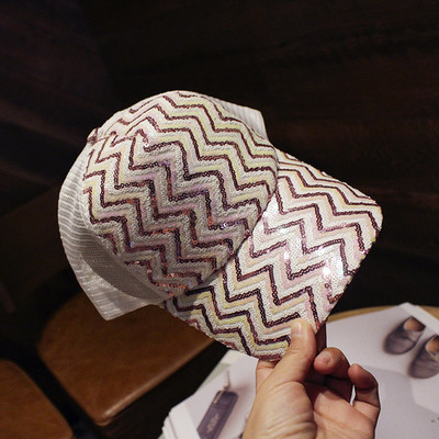 Γυναικεία καπέλα σε ανοιχτόχρωμο χρώμα με δίχτυ και πούλιες