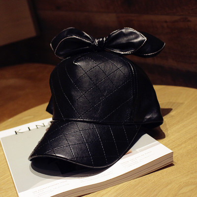 Дамска шапка от еко кожа с панделка в черен цвят
