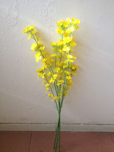 Декоративно цвете в жълт цвят