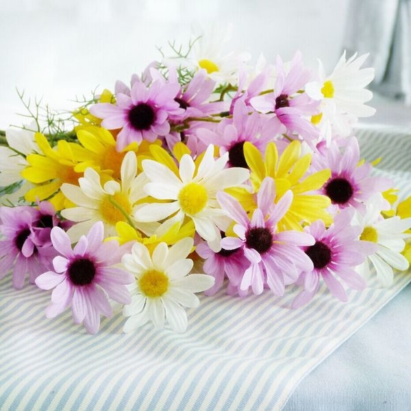 Διακοσμητικά λουλούδια σε τρία χρώματα