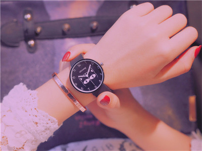 Számlapon rátéttel ellátott gyerekóra több színben