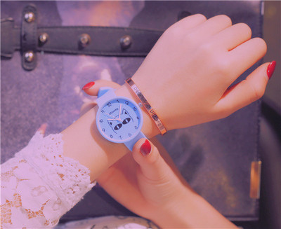 Számlapon rátéttel ellátott gyerekóra több színben