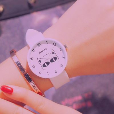 Számlapon rátéttel ellátott gyerekóra több színben