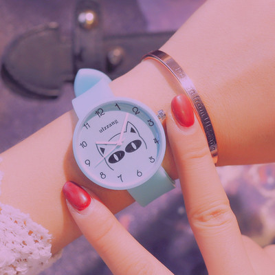 Számlapon rátéttel ellátott gyerekóra több színben