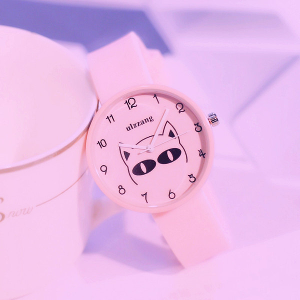 Számlapon rátéttel ellátott gyerekóra több színben