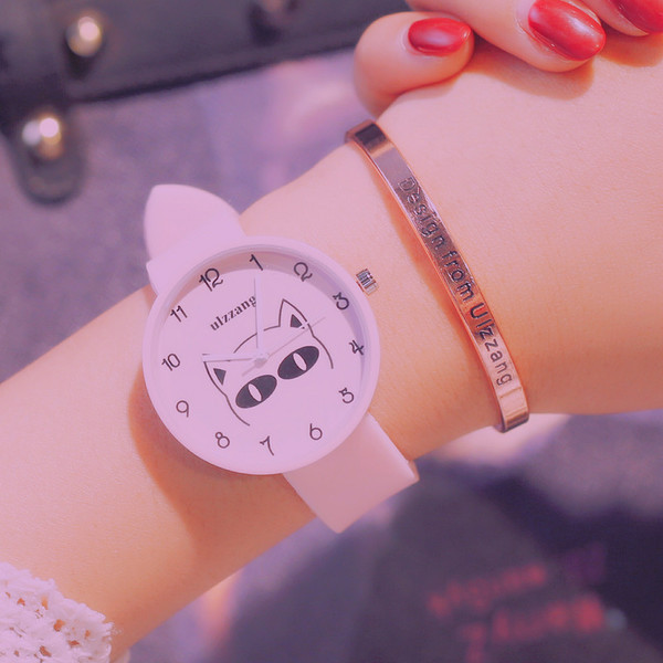 Számlapon rátéttel ellátott gyerekóra több színben