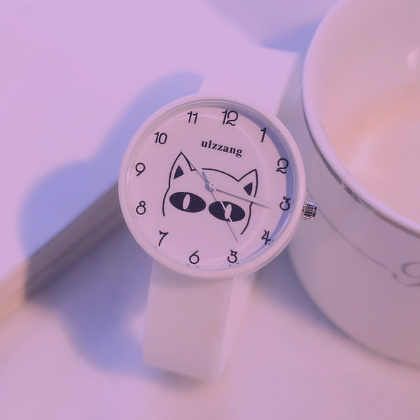 Számlapon rátéttel ellátott gyerekóra több színben