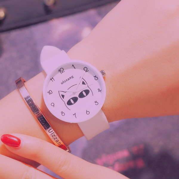 Számlapon rátéttel ellátott gyerekóra több színben