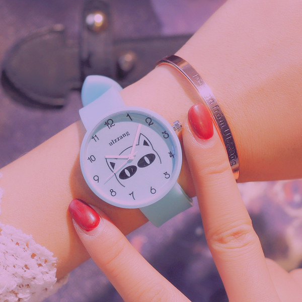 Számlapon rátéttel ellátott gyerekóra több színben