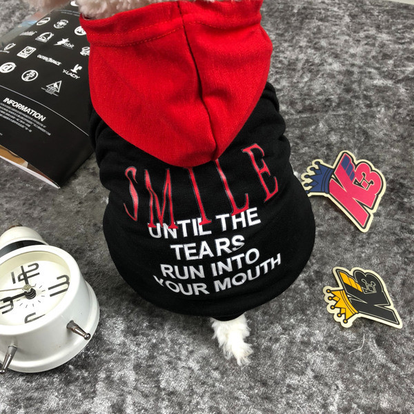 Κατοικίδιο κατοικίδιων ζώων με αρκετές κουκούλες