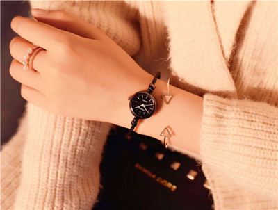 Дамски стилен часовник с тънка верижка в няколко цвята