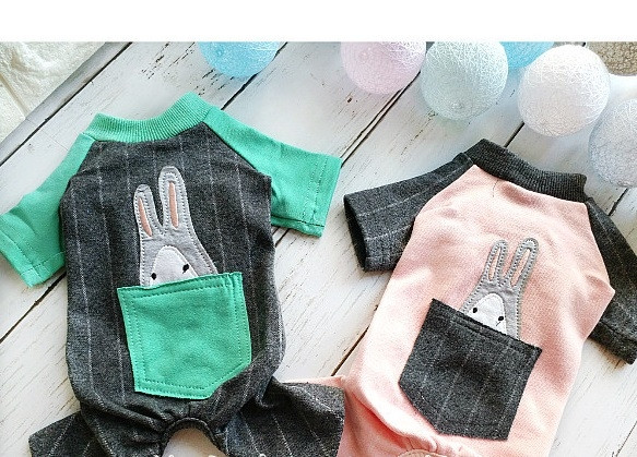 Ενδιαφέροντα ρούχα για σκύλους με έγχρωμο κέντημα και τσέπη σε διάφορα χρώματα