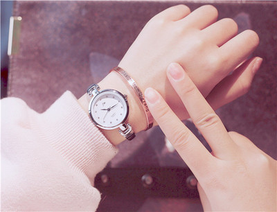 Σαφές ρολόι των γυναικών σε διάφορα χρώματα