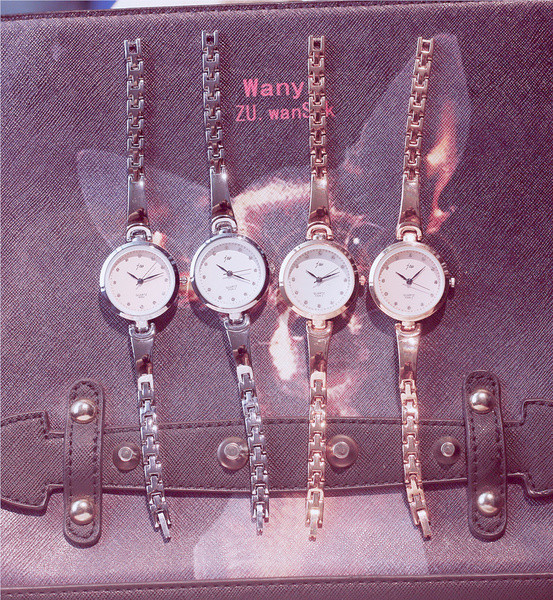 Σαφές ρολόι των γυναικών σε διάφορα χρώματα