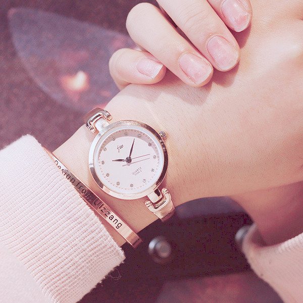 Σαφές ρολόι των γυναικών σε διάφορα χρώματα