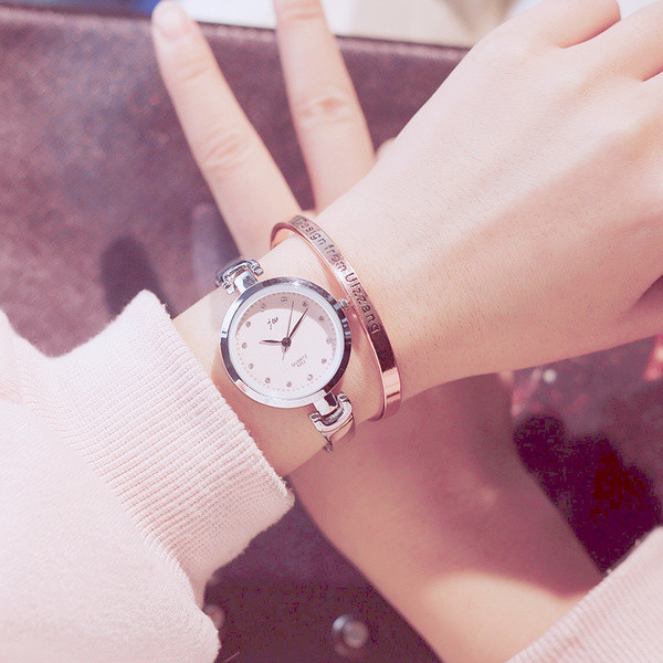 Σαφές ρολόι των γυναικών σε διάφορα χρώματα