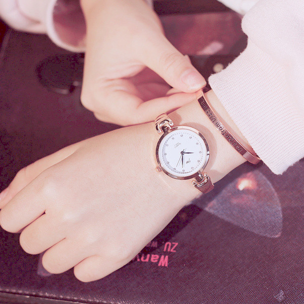 Σαφές ρολόι των γυναικών σε διάφορα χρώματα