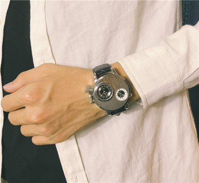 Ένα ενδιαφέρον ρολόι ανδρών σε στρογγυλό σχήμα - πολλά χρώματα