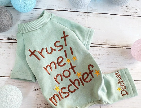 Επίστρωμα για ένα σκυλί με έγχρωμο κέντημα - δίχρωμο παλτό